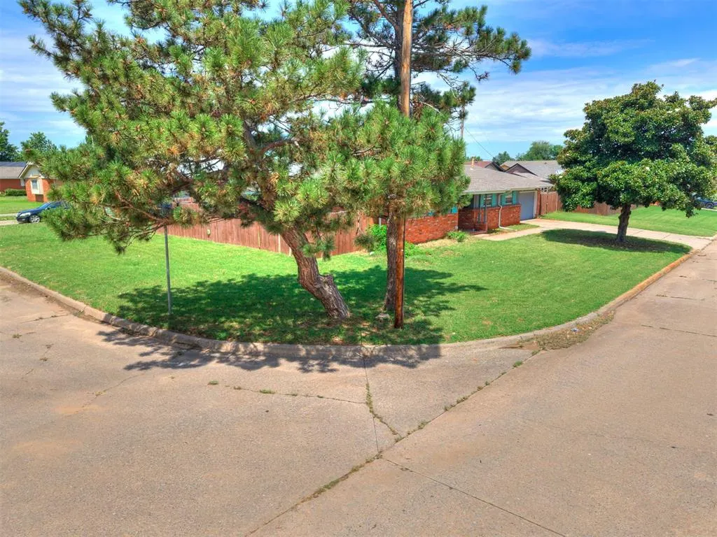 Photo 4 — 2201 N Mueller Avenue, Bethany, OK 73008
