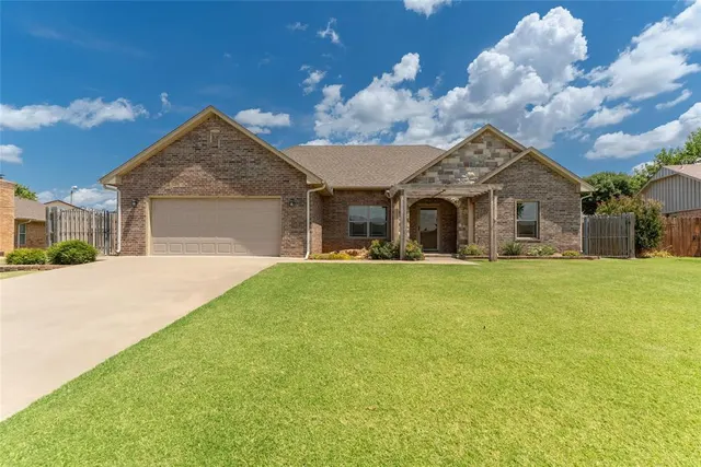 Front exterior — 211 Shale Crest, Clinton, OK 73601
