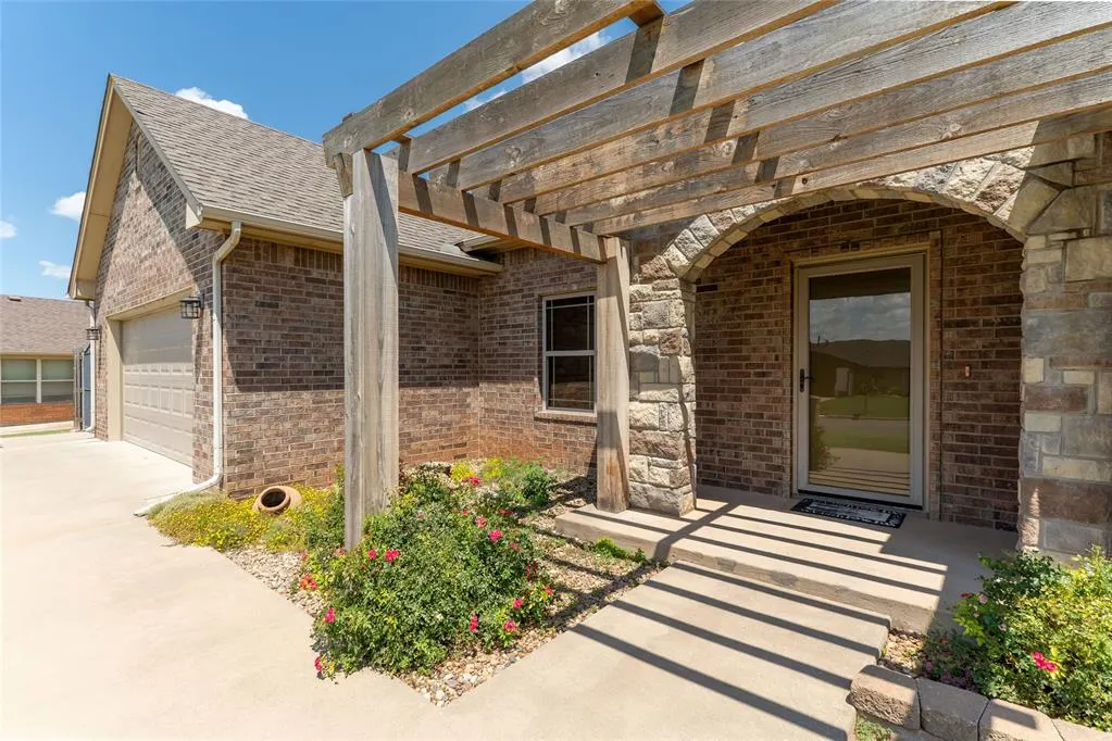 Photo 2 — 211 Shale Crest, Clinton, OK 73601
