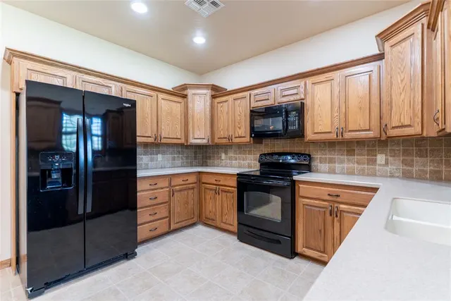 Photo 8 — 211 Shale Crest, Clinton, OK 73601