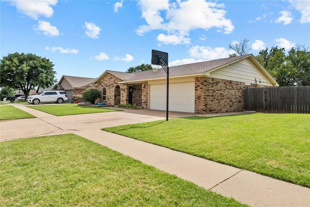 Photo 3 — 1009 Sherwood Street, Weatherford, OK 73096