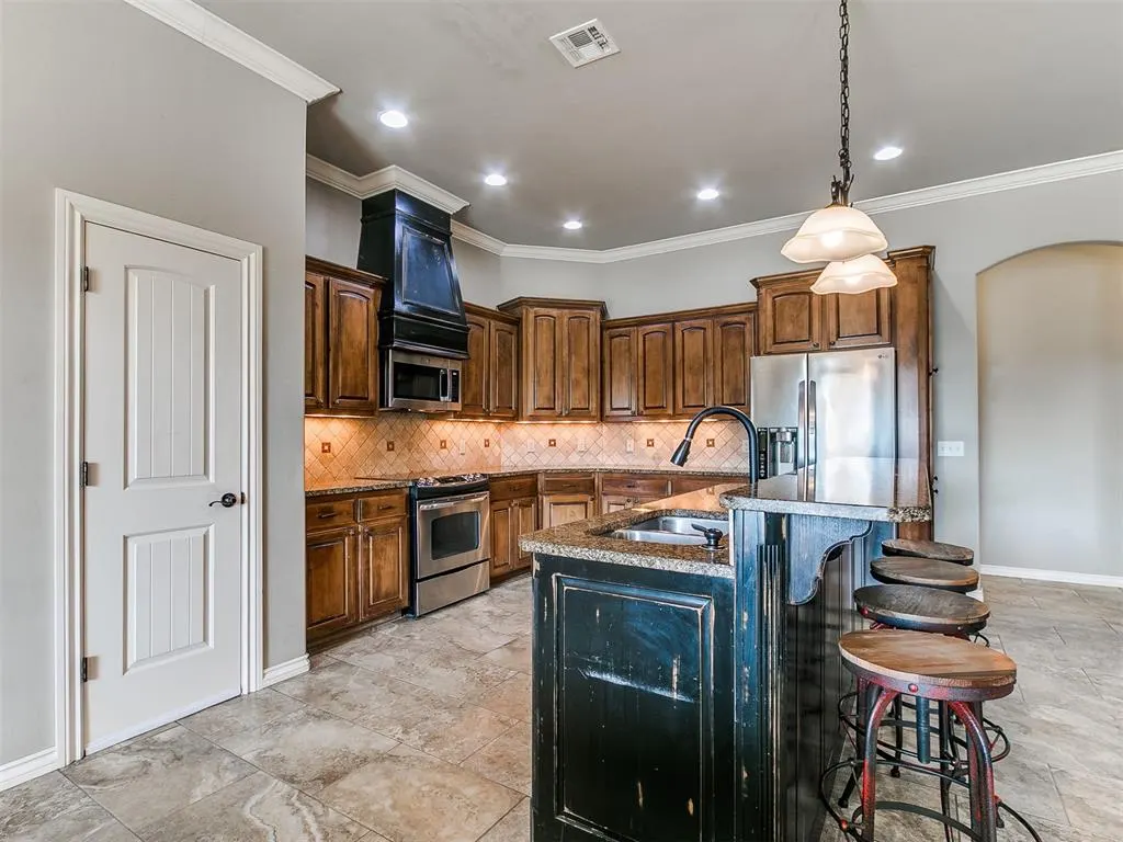 Photo 6 — 5712 Bent Creek Drive, Oklahoma City, OK 73135