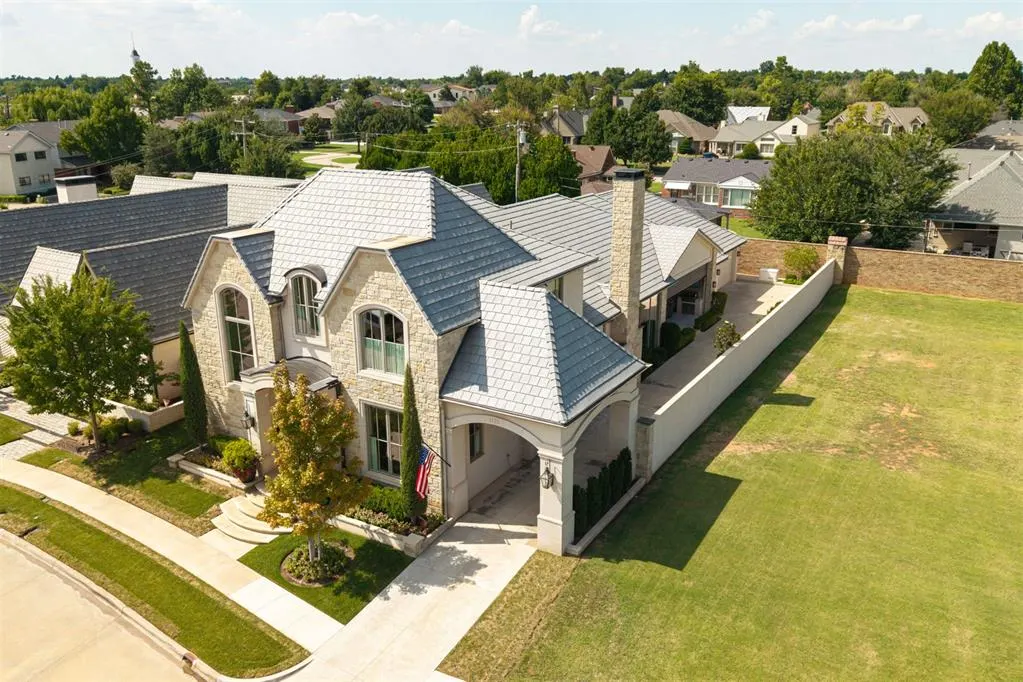 Front exterior — 1121 Cumberland Court, Nichols Hills, OK 73116