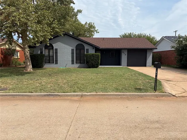 Front exterior — 913 Hairston Street, Altus, OK 73521