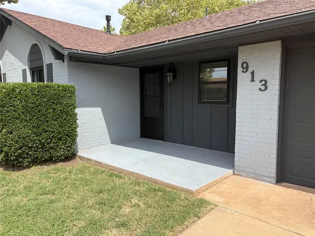 Photo 3 — 913 Hairston Street, Altus, OK 73521