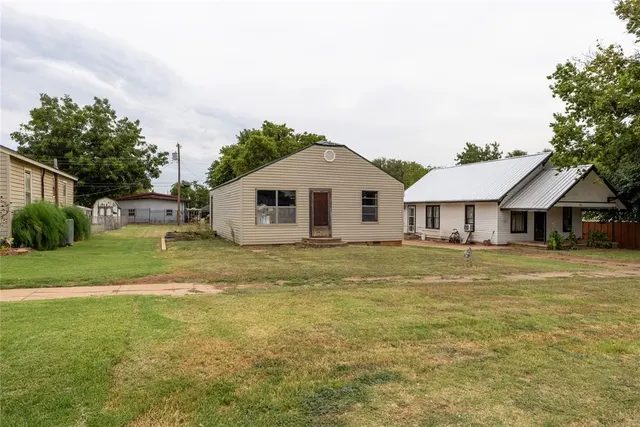 Photo 2 — 216 E Fay Avenue, Kingfisher, OK 73750