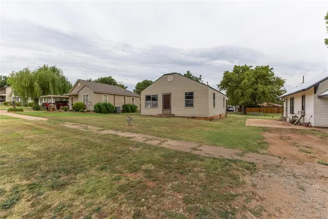Photo 3 — 216 E Fay Avenue, Kingfisher, OK 73750