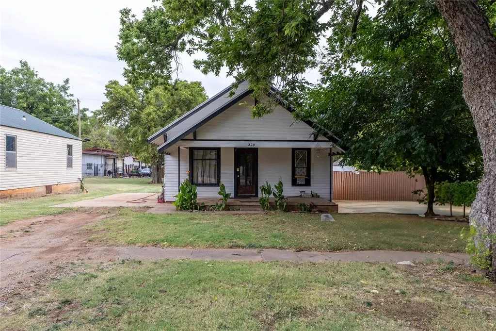 Front exterior — 220 E Fay Avenue, Kingfisher, OK 73750