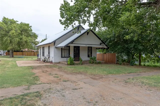 Photo 2 — 220 E Fay Avenue, Kingfisher, OK 73750
