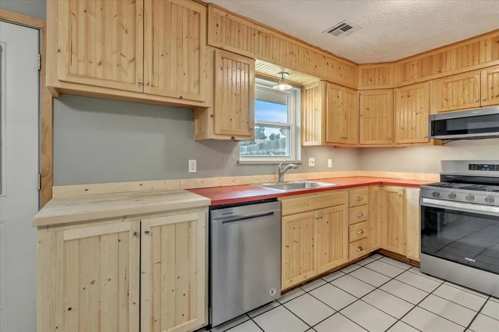 Photo 11 — 6804 NW 25th Street, Bethany, OK 73008