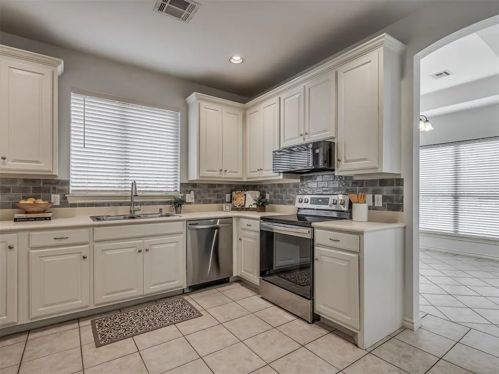 Photo 13 — 733 Longmeadow Lane, Edmond, OK 73003