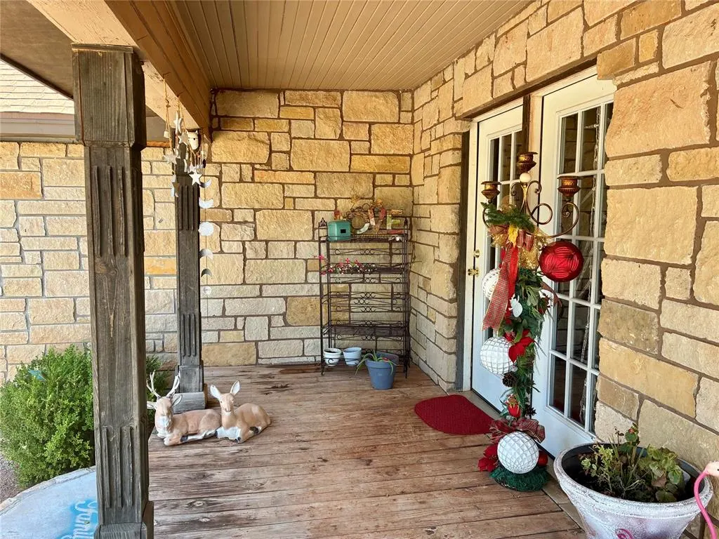 Front exterior — 21508 S Frontage Road, Foss, OK 73647