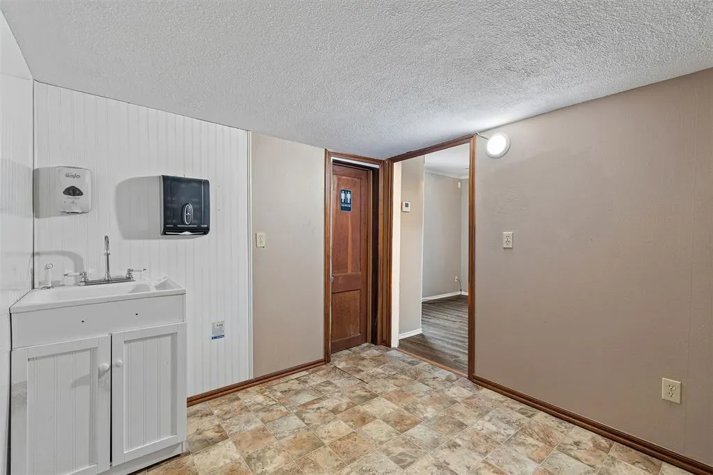 Photo 9 — 1600 S Choctaw Avenue, El Reno, OK 73036