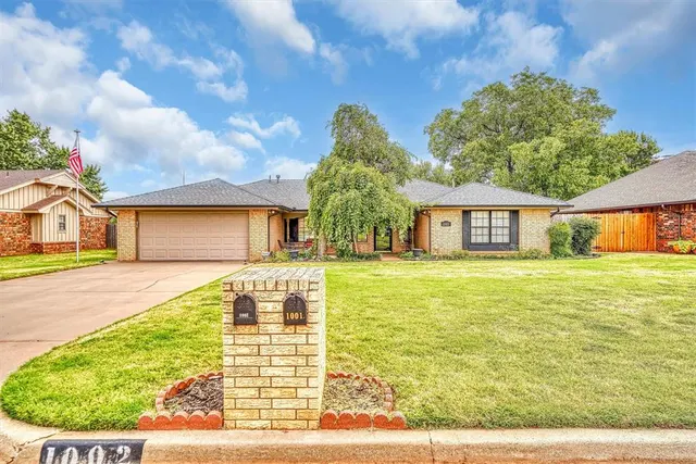 Front exterior — 1002 Mac Drive, Elk City, OK 73644