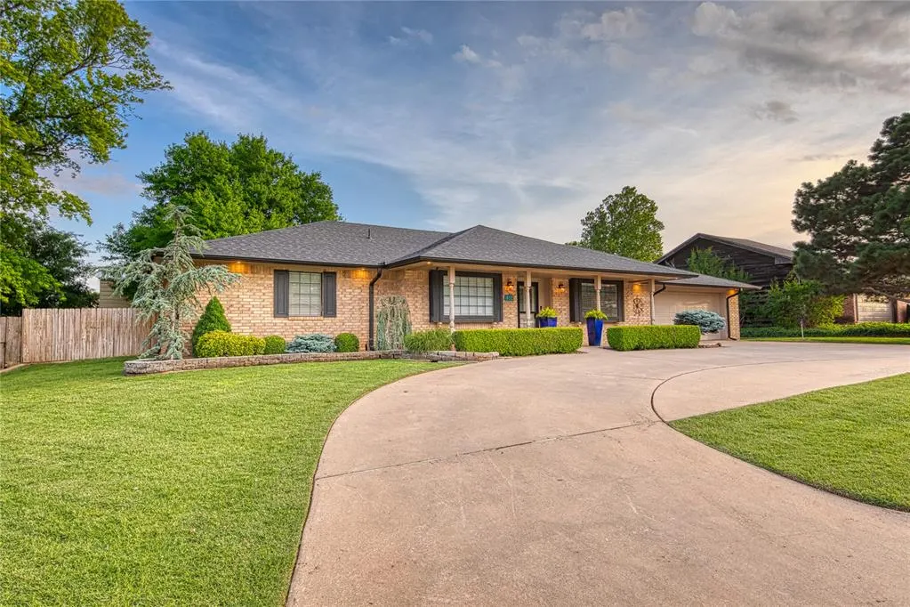 Front exterior — 1304 Lynnwood Drive, Elk City, OK 73644