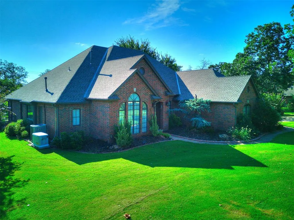 Photo 6 — 9508 Larimore Lane, Oklahoma City, OK 73151