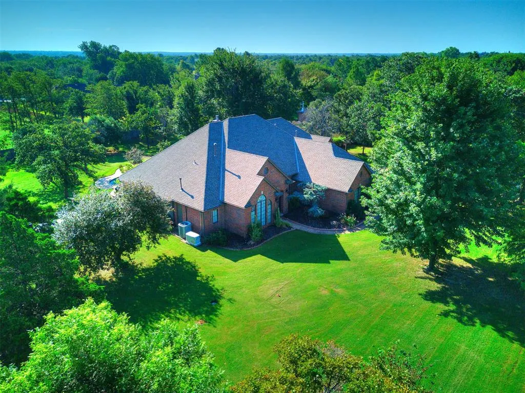 Photo 7 — 9508 Larimore Lane, Oklahoma City, OK 73151