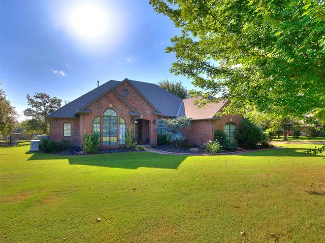 Photo 2 — 9508 Larimore Lane, Oklahoma City, OK 73151