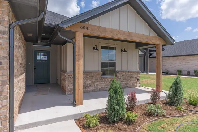 Photo 3 — 604 Grand Sycamore Drive, Washington, OK 73093
