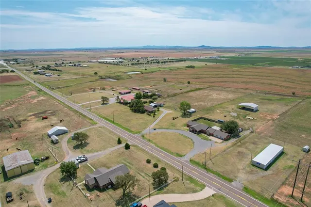 Photo 2 — 1826 E Iris Avenue, Hobart, OK 73651