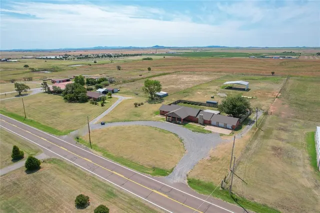 Photo 3 — 1826 E Iris Avenue, Hobart, OK 73651
