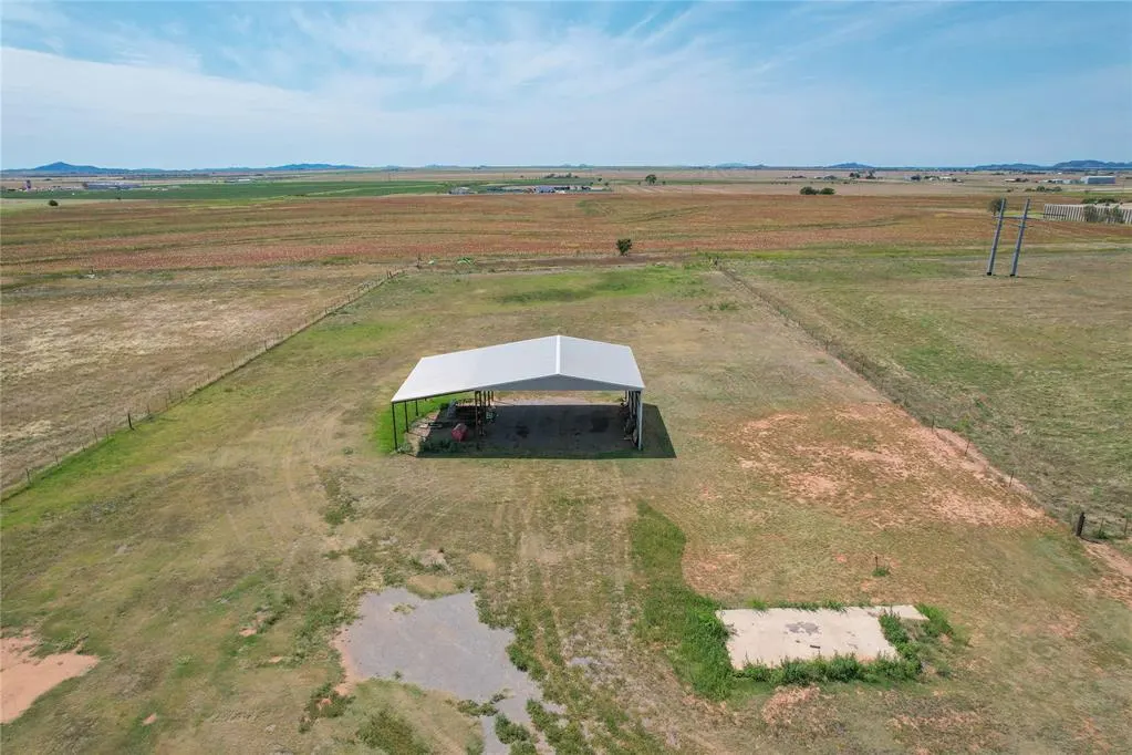 Photo 5 — 1826 E Iris Avenue, Hobart, OK 73651