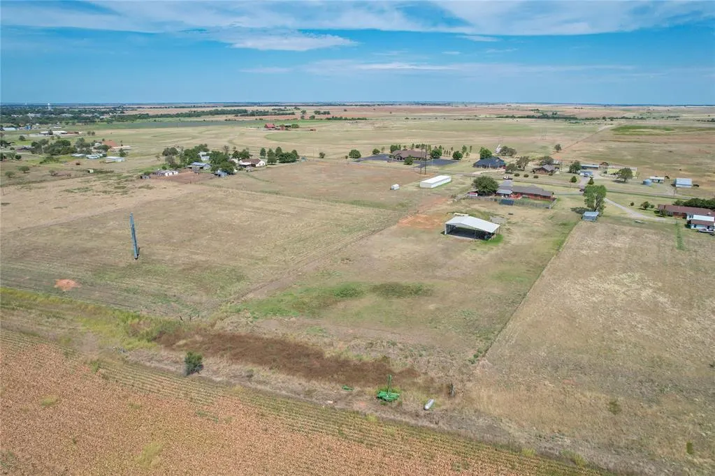 Photo 7 — 1826 E Iris Avenue, Hobart, OK 73651