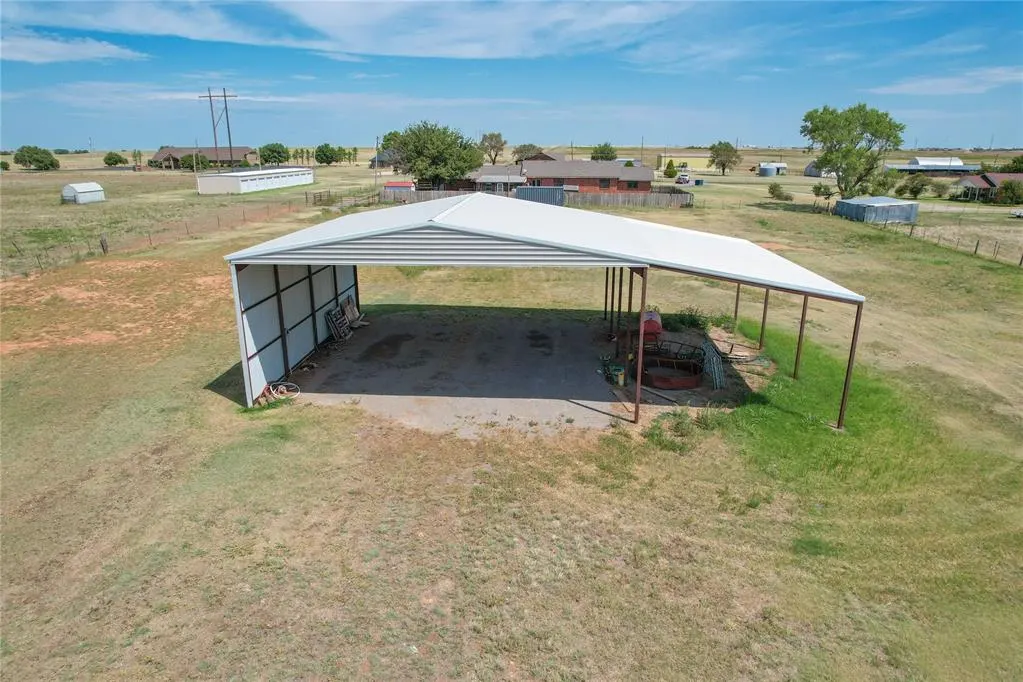 Photo 8 — 1826 E Iris Avenue, Hobart, OK 73651