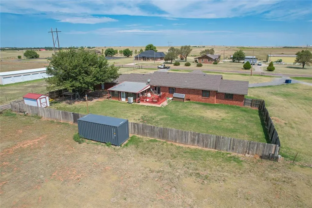 Photo 9 — 1826 E Iris Avenue, Hobart, OK 73651