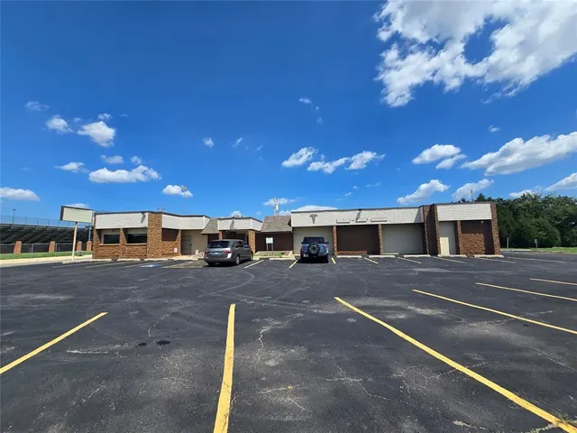Photo 2 — 320 N Interstate Highway 35 Service Road, Moore, OK 73160