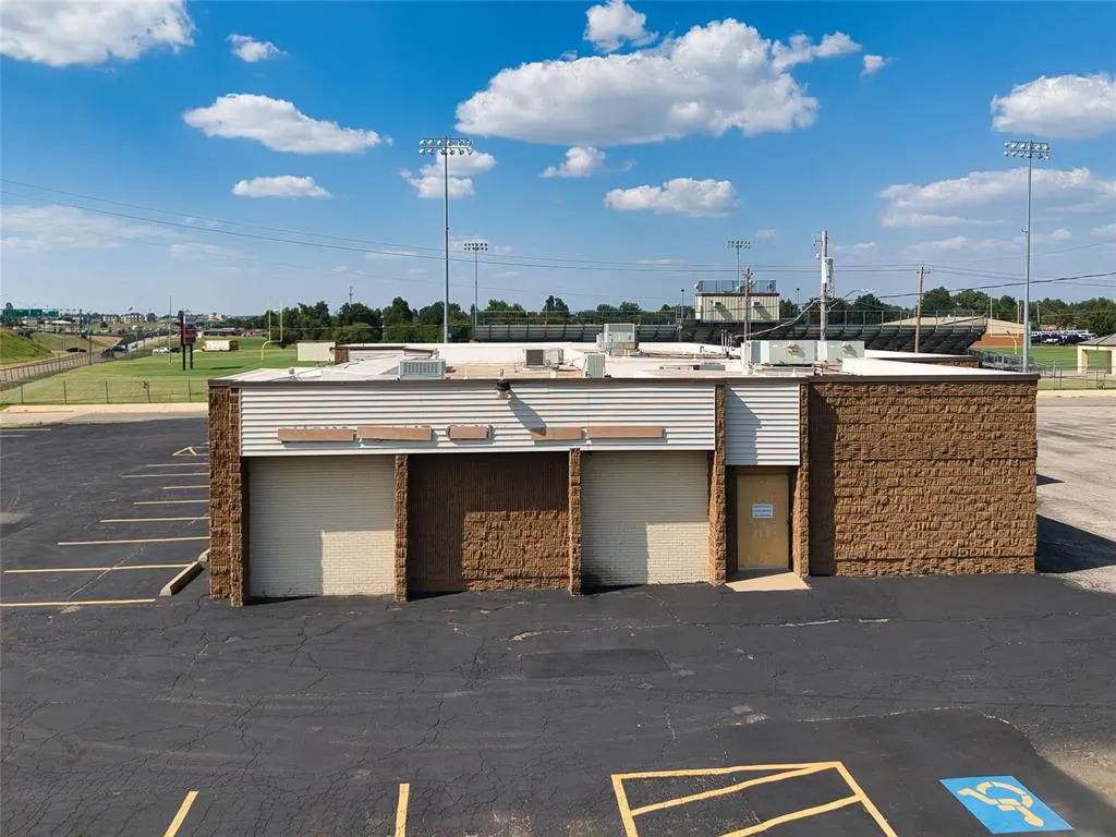 Photo 3 — 320 N Interstate Highway 35 Service Road, Moore, OK 73160