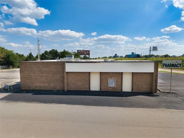 Photo 4 — 320 N Interstate Highway 35 Service Road, Moore, OK 73160