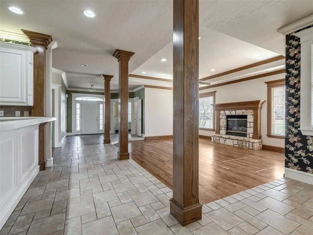 Photo 12 — 105 S Olde Bridge Road, Moore, OK 73160