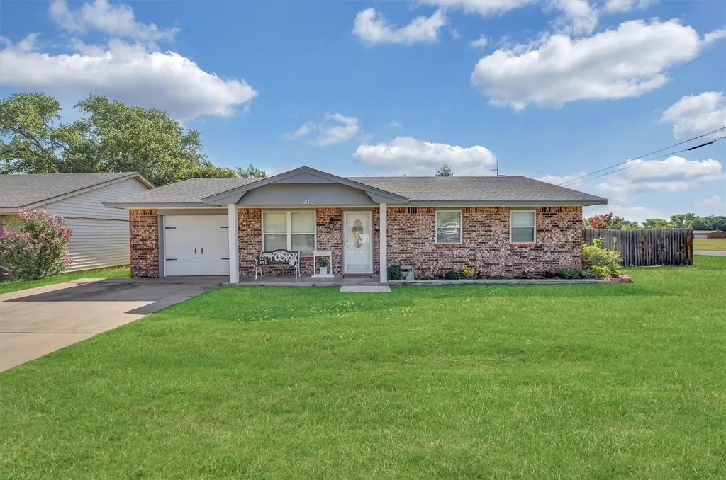 Front exterior — 310 Ellis Lane, Elk City, OK 73644