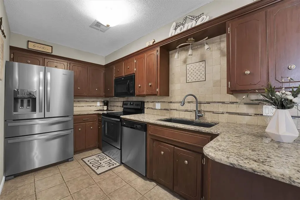 Photo 5 — 310 Ellis Lane, Elk City, OK 73644