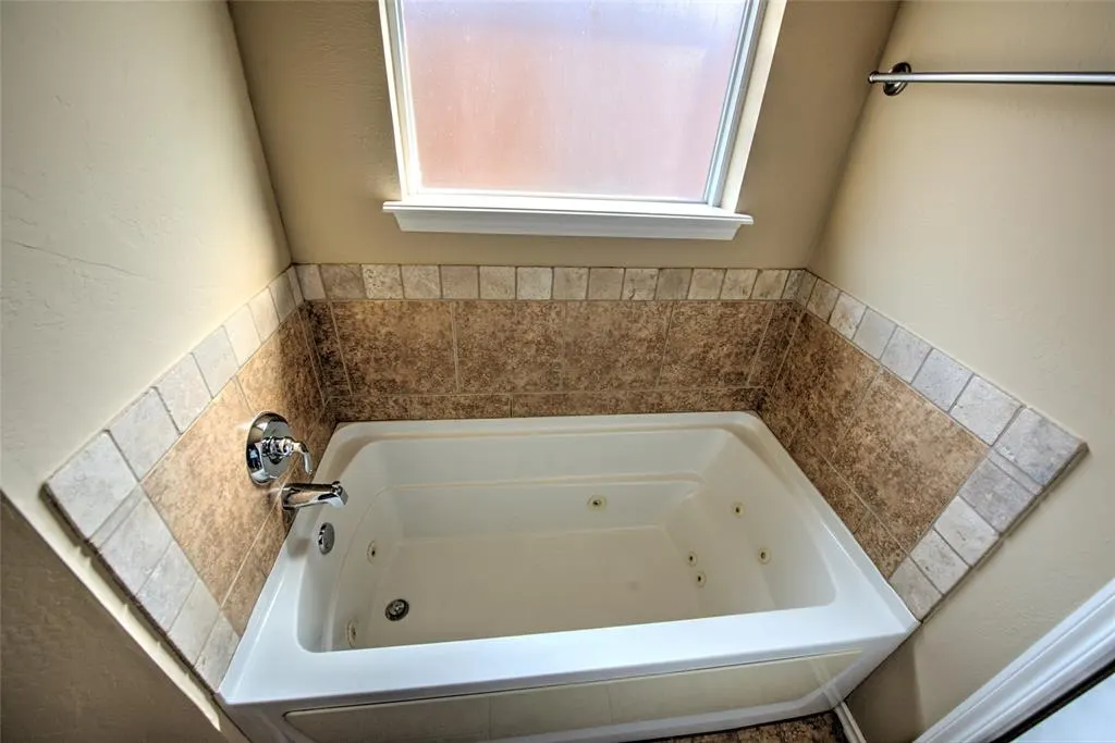 Photo 9 — 8116 Woodbend Drive, Oklahoma City, OK 73135