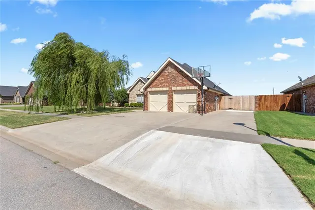 Photo 5 — 3124 Fairway Drive, Weatherford, OK 73096