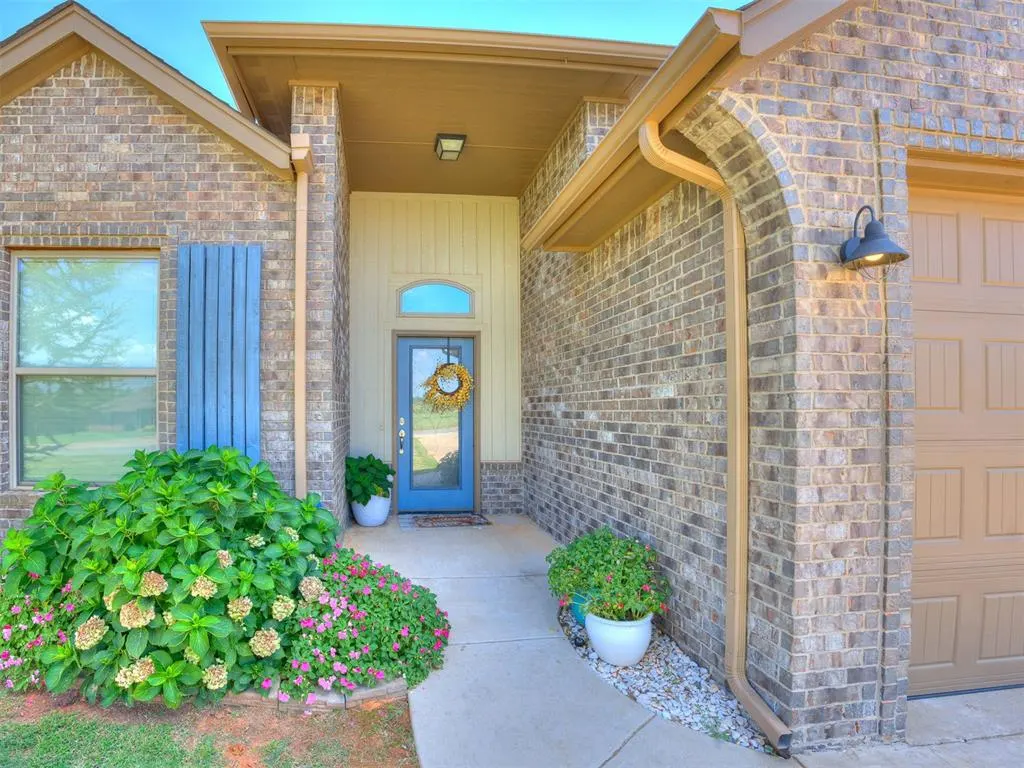 Front exterior — 19575 Pioneer Way, Cashion, OK 73016