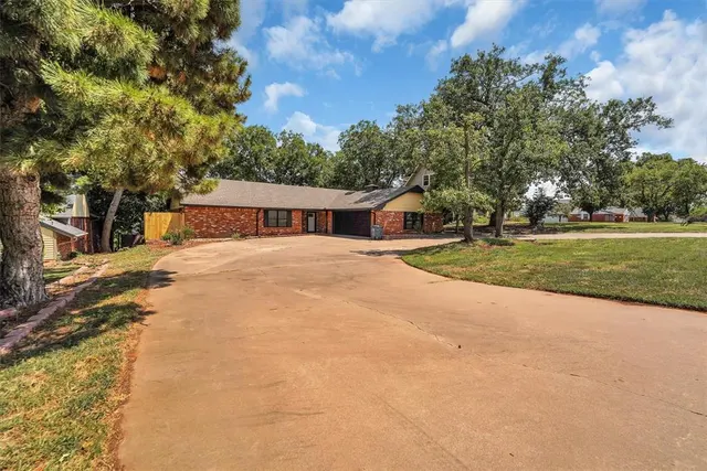 Photo 2 — 605 N COLLEGE Street, Cordell, OK 73632