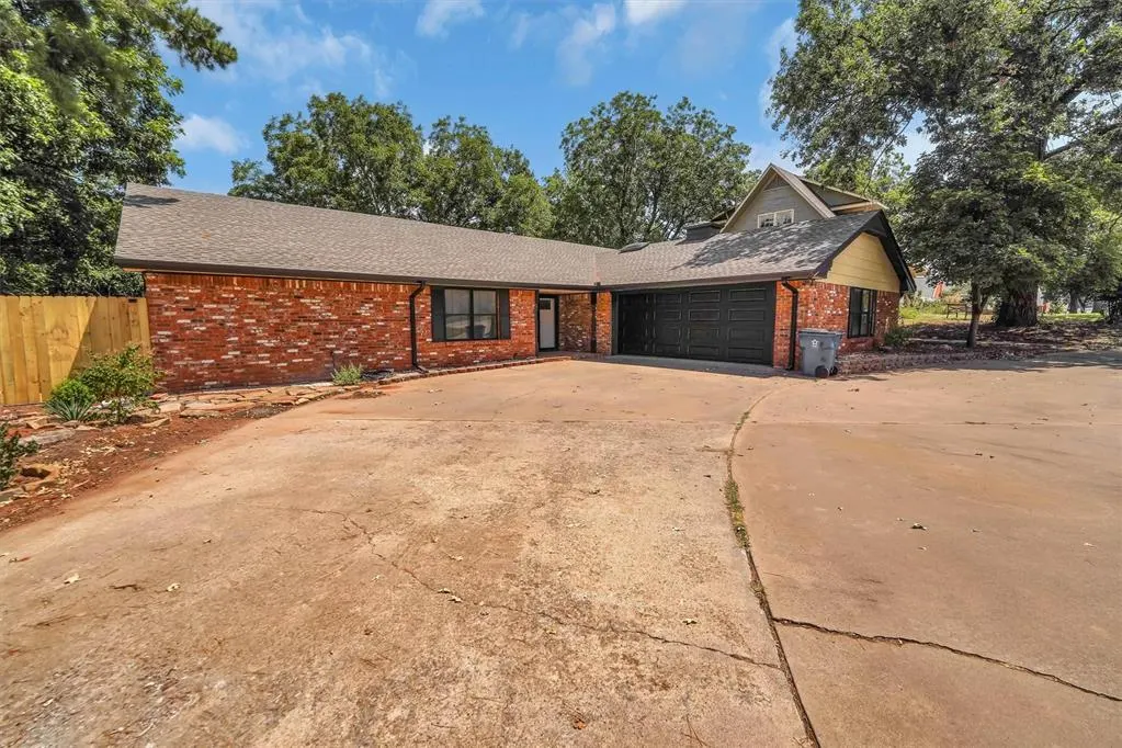 Photo 3 — 605 N COLLEGE Street, Cordell, OK 73632