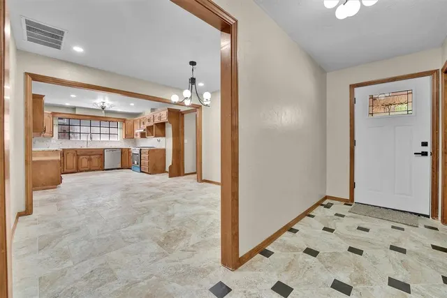 Photo 6 — 605 N COLLEGE Street, Cordell, OK 73632