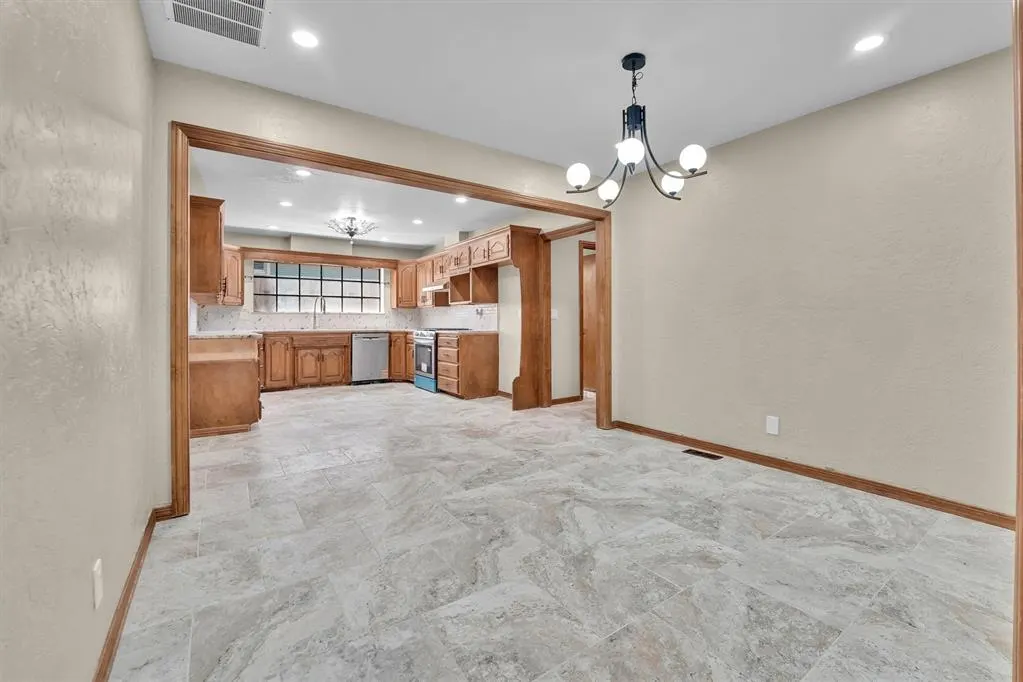 Photo 12 — 605 N COLLEGE Street, Cordell, OK 73632