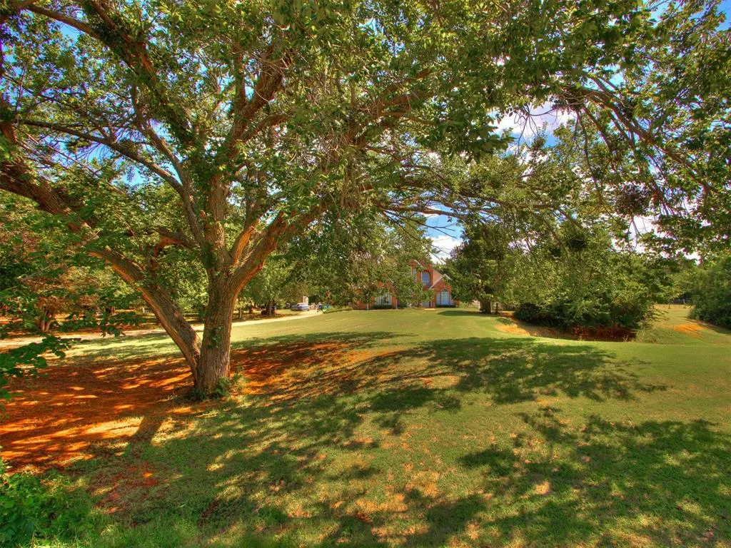 Photo 2 — 1010 Silver Oaks Drive, Edmond, OK 73025