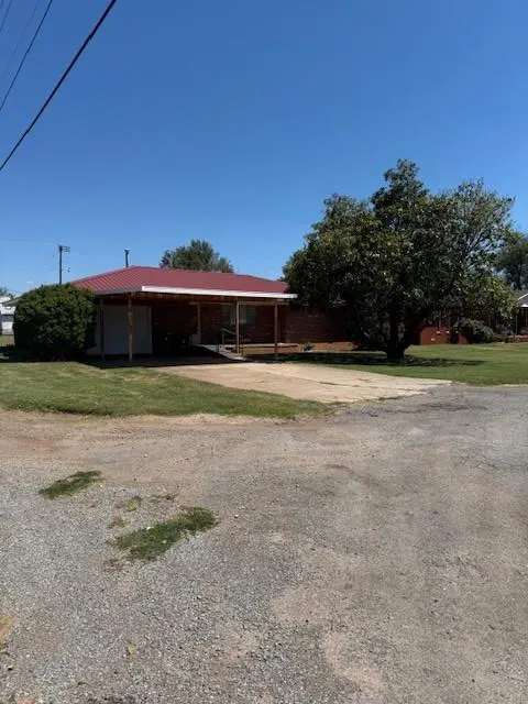 Front exterior — 610 N Locust Street, Seiling, OK 73663
