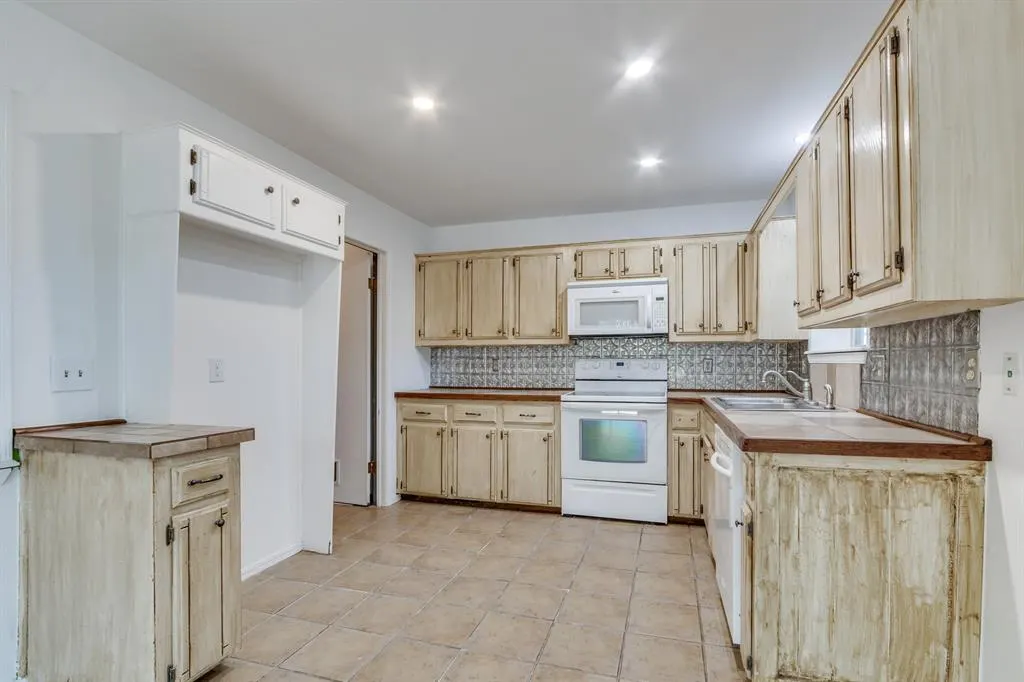 Photo 10 — 2200 Lazy Brook Trail, Edmond, OK 73013