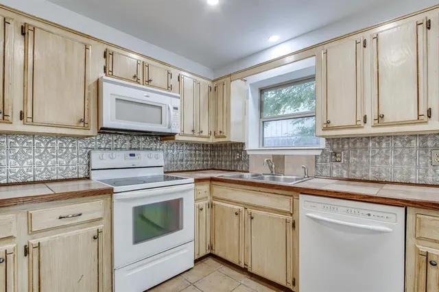 Photo 8 — 2200 Lazy Brook Trail, Edmond, OK 73013