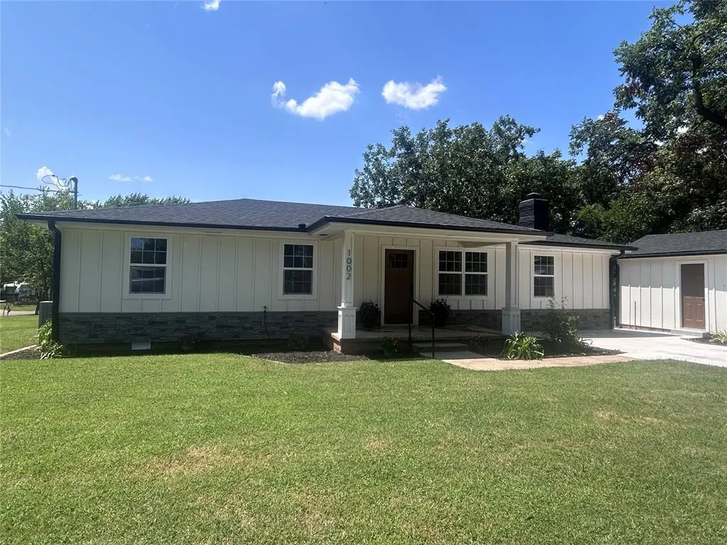 Front exterior — 1002 N Carr Avenue, Wynnewood, OK 73098