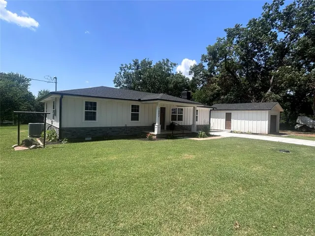 Photo 2 — 1002 N Carr Avenue, Wynnewood, OK 73098
