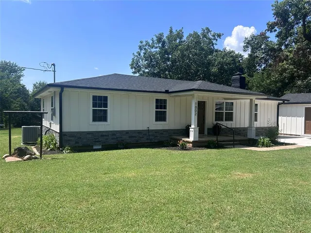 Photo 3 — 1002 N Carr Avenue, Wynnewood, OK 73098