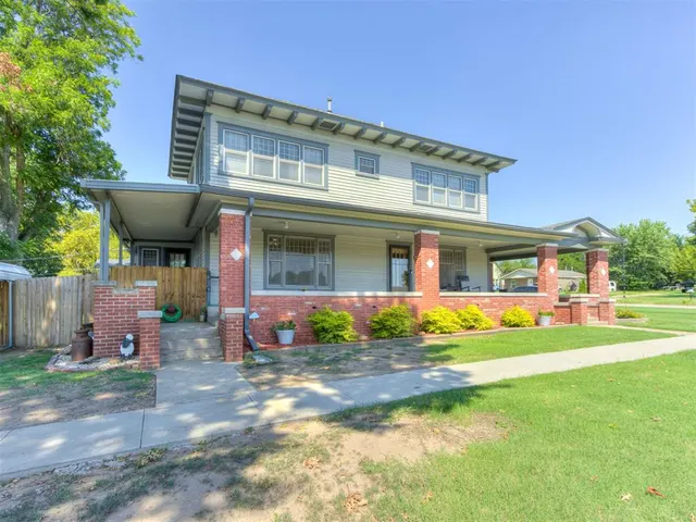 Front exterior — 525 E Broadway Street, Cushing, OK 74023